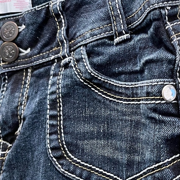 Women's No Boundaries Embellished Curvy Low Rise Jean Capri's (Junior, Size 9) - Picture 5 of 11